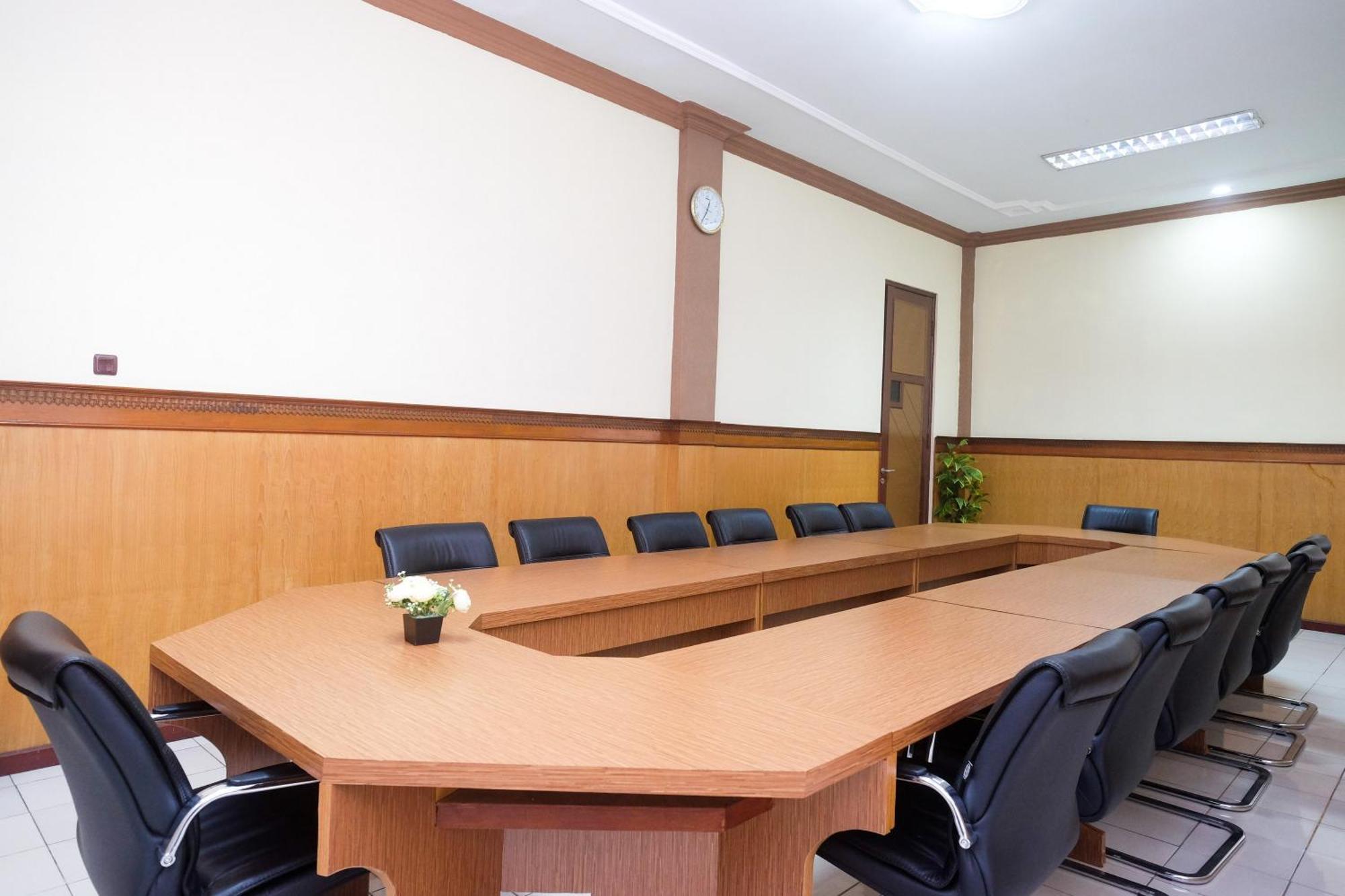 Urbanview Hotel Dedy Jaya Brebes Exterior foto