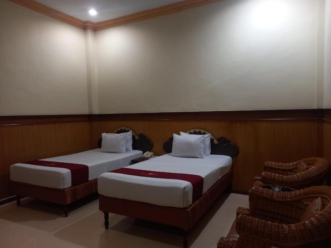 Urbanview Hotel Dedy Jaya Brebes Exterior foto