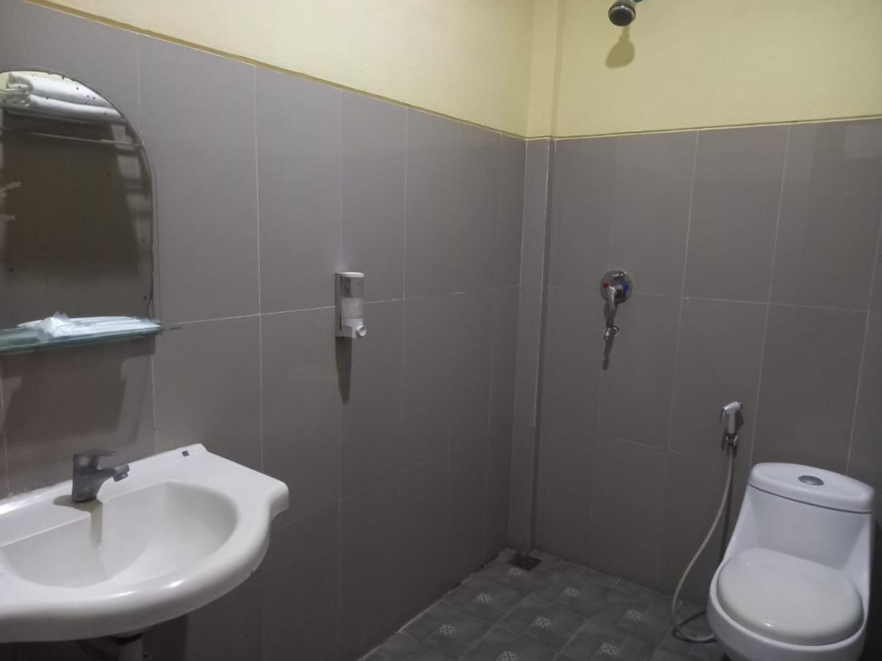 Urbanview Hotel Dedy Jaya Brebes Exterior foto