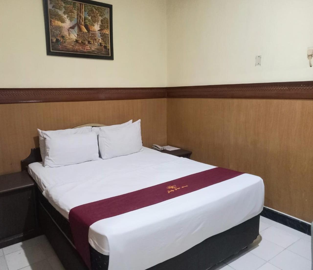 Urbanview Hotel Dedy Jaya Brebes Exterior foto