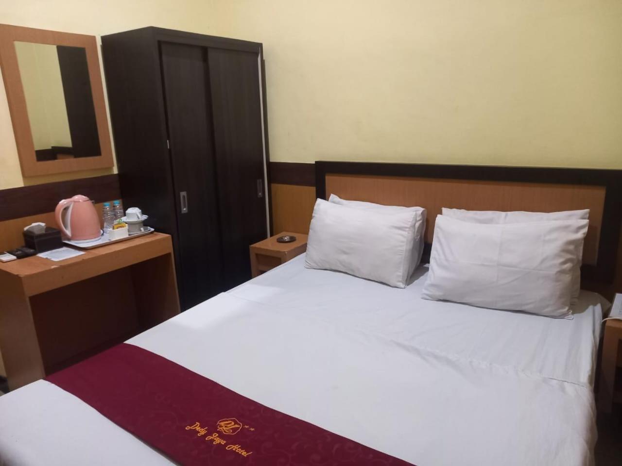 Urbanview Hotel Dedy Jaya Brebes Exterior foto