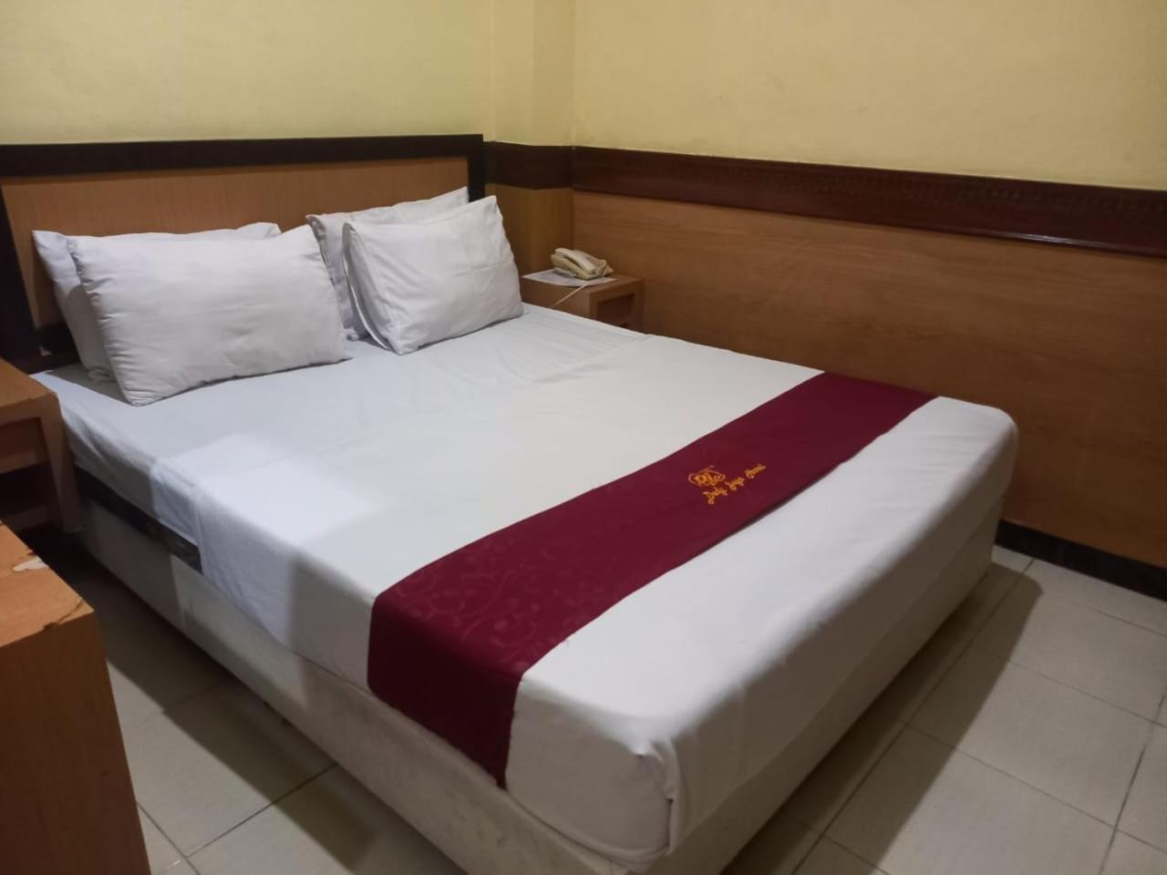 Urbanview Hotel Dedy Jaya Brebes Exterior foto